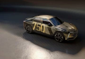 Prototipo del SUV coupé premium con camuflaje, esperando su debut en 2025.