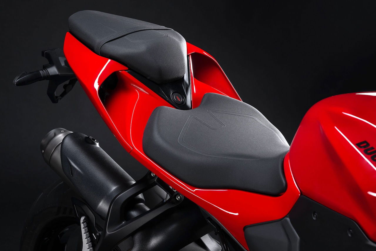 Vista detallada del asiento de la Ducati Panigale V2, un diseño enfocado en la ergonomía y la estética