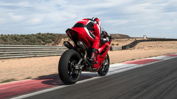 La Ducati Panigale V2 2025 destaca por su diseño agresivo y aerodinámico, ideal para los amantes de las motos. 