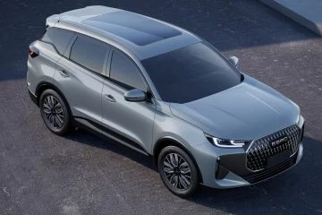 El nuevo SUV de Ebro presenta un diseño moderno y aerodinámico, ideal para la ciudad.