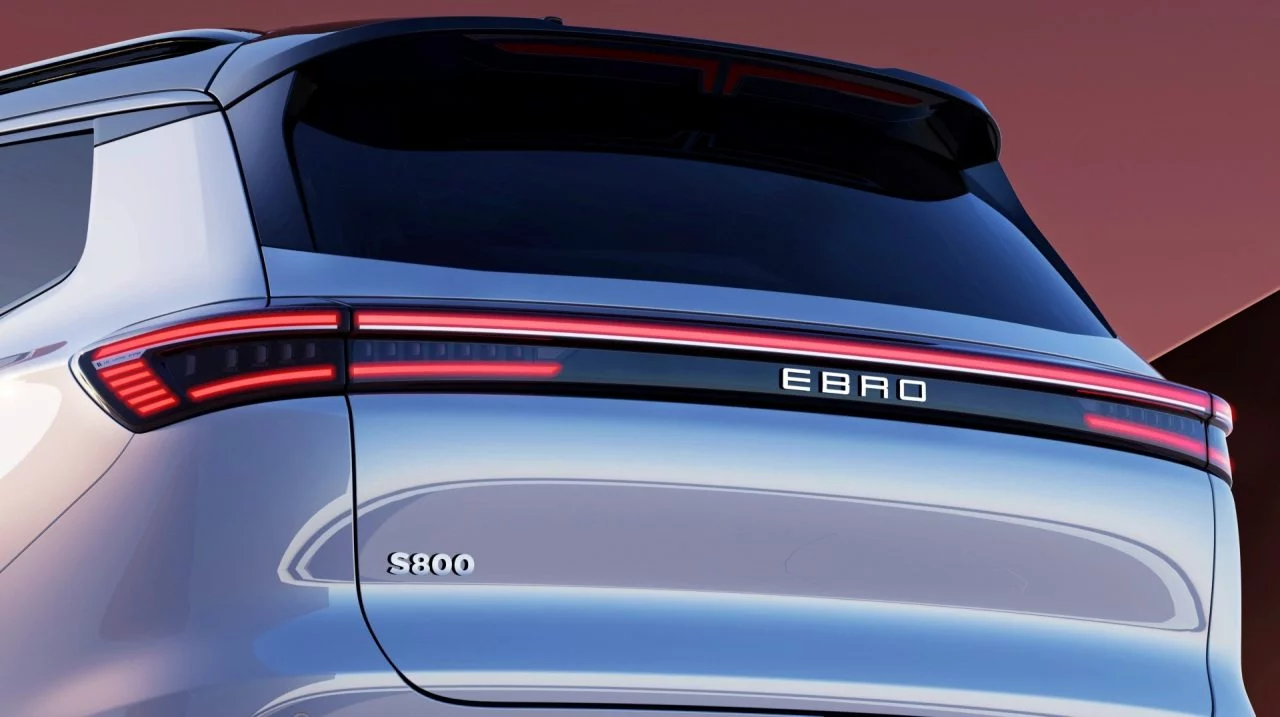 Vista trasera del SUV Ebro S800, con líneas modernas y elegantes.