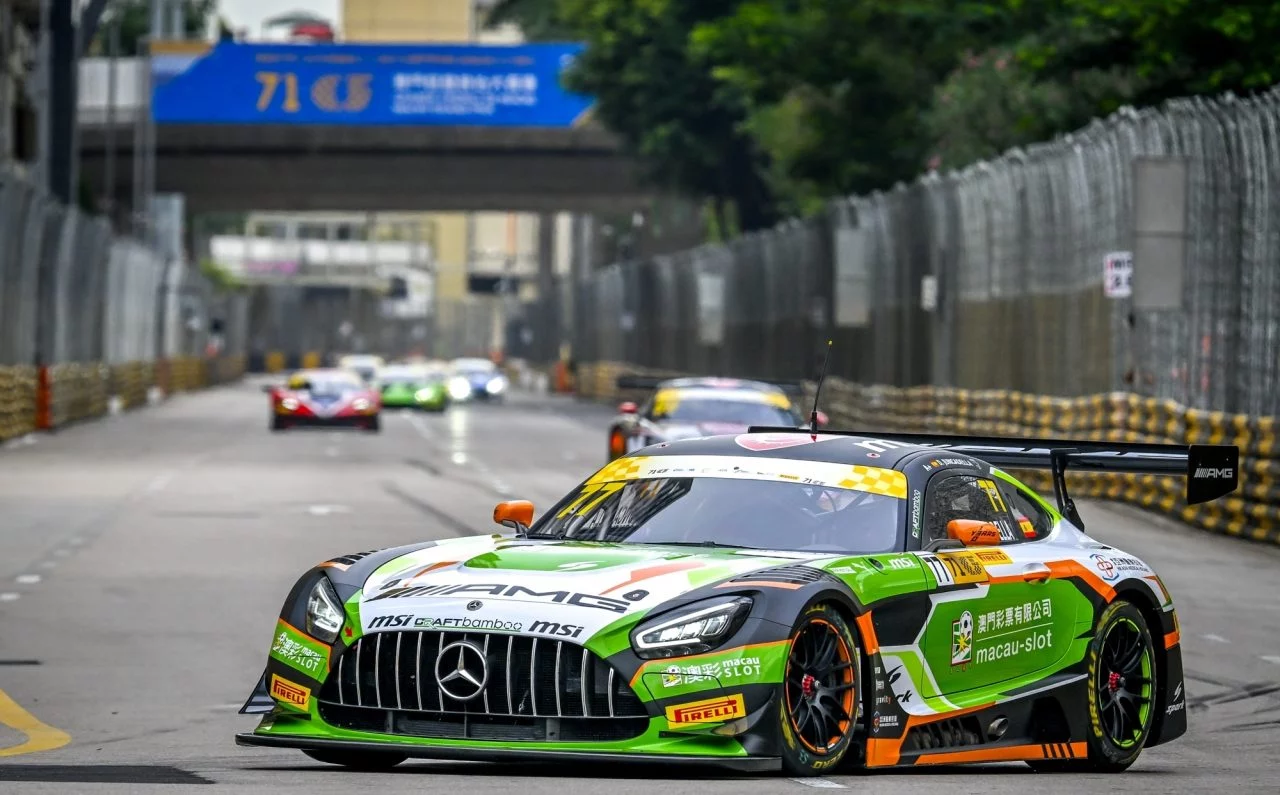 El Mercedes-AMG GT3 se destaca en las curvas con un impresionante diseño aerodinámico.