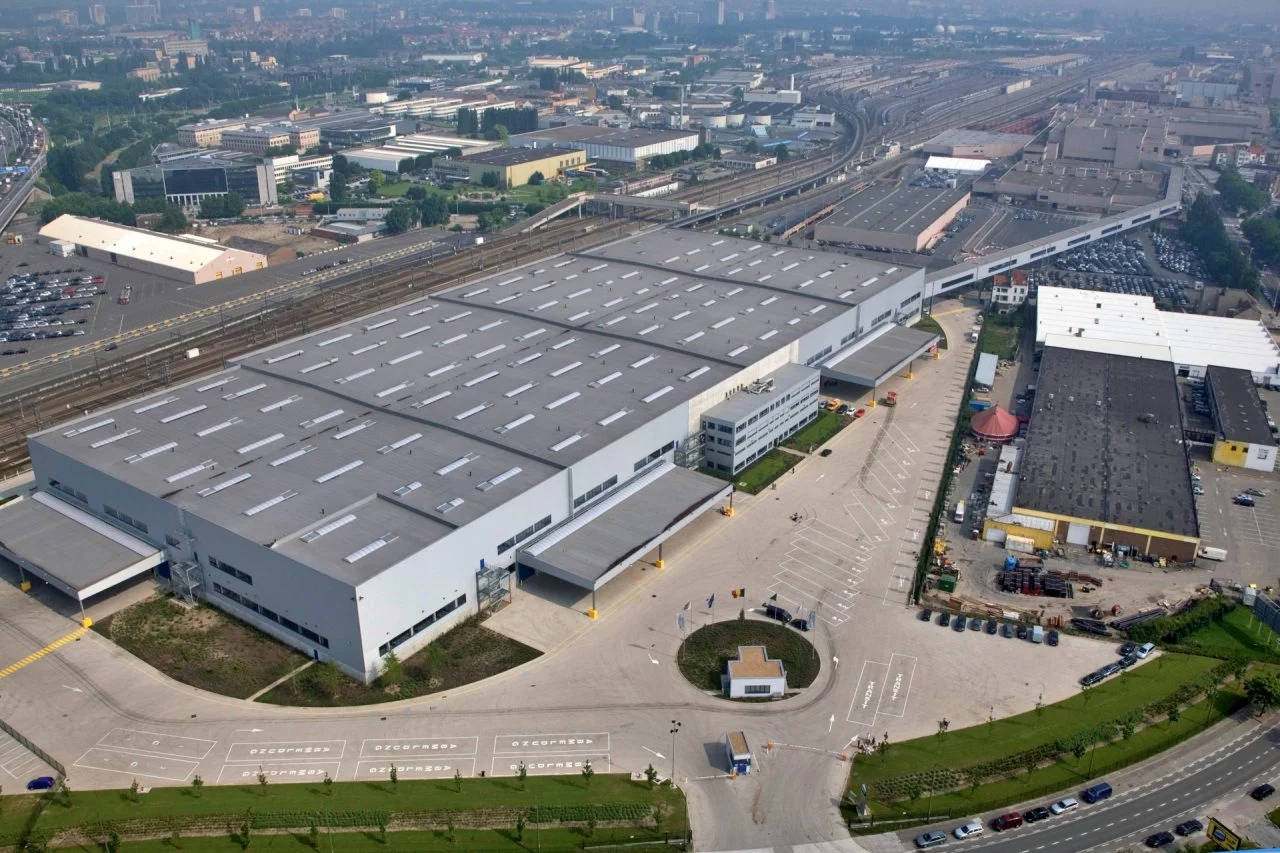 Vista panorámica de la fábrica de Audi en Bruselas, un centro crucial para la producción automotriz.