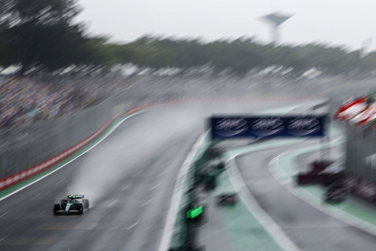 Acción bajo la lluvia en el GP de Brasil, visión borrosa a alta velocidad.