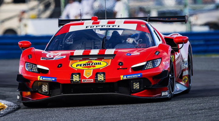 Ferrari 296 GT3 en acción, preparado para competir en IMSA 2024. Potente y aerodinámico.