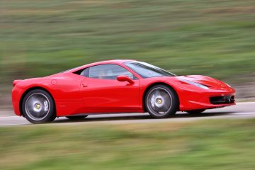 El Ferrari 458 Italia deslumbra con su diseño aerodinámico y motor V8.