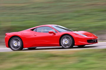 El Ferrari 458 Italia deslumbra con su diseño aerodinámico y motor V8.