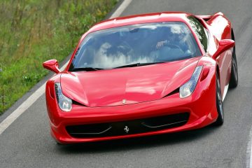 El Ferrari 458 Italia deslumbra con su diseño aerodinámico y elegante. 