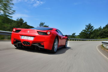 Ferrari 458 Italia en curva, destacando su diseño aerodinámico.