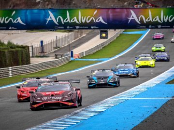 Ferrari y Lamborghini compiten en pista, mostrando su rendimiento