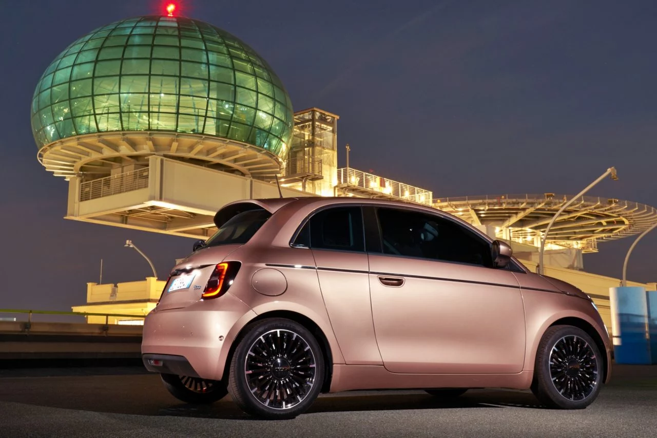 El Fiat 500, ahora en su versión híbrida, muestra un diseño renovado y moderno. 