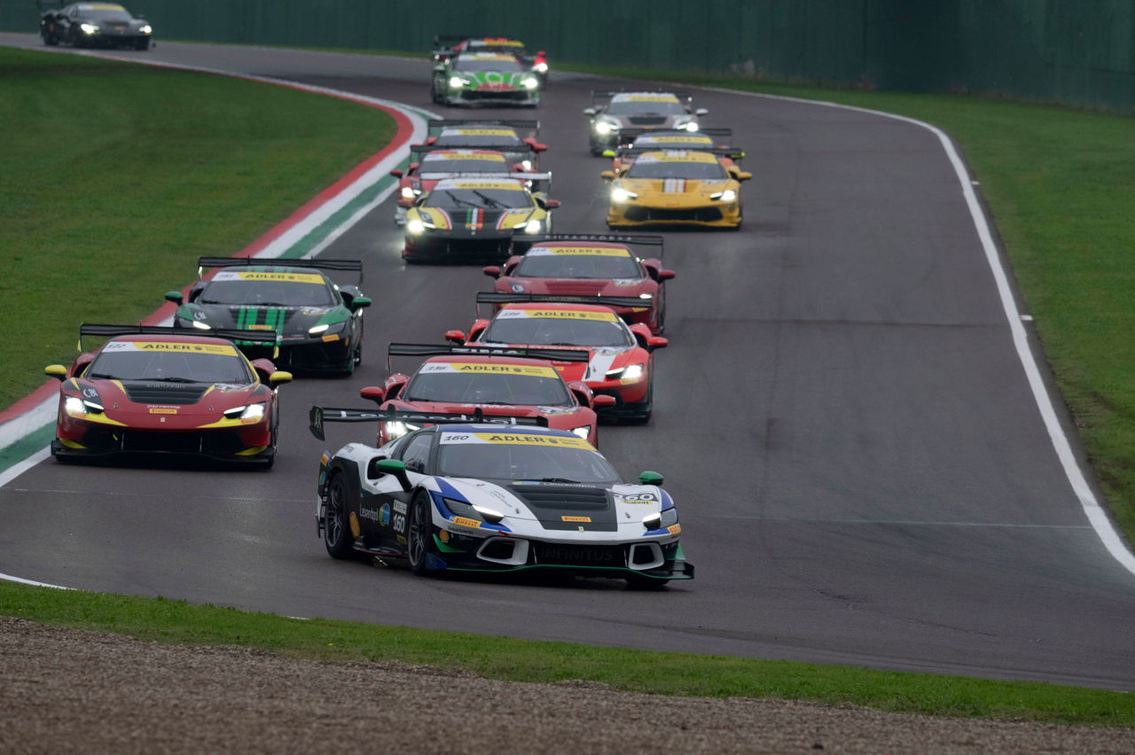 Carrera vibrante con Ferrari y Lamborghini compitiendo en circuito