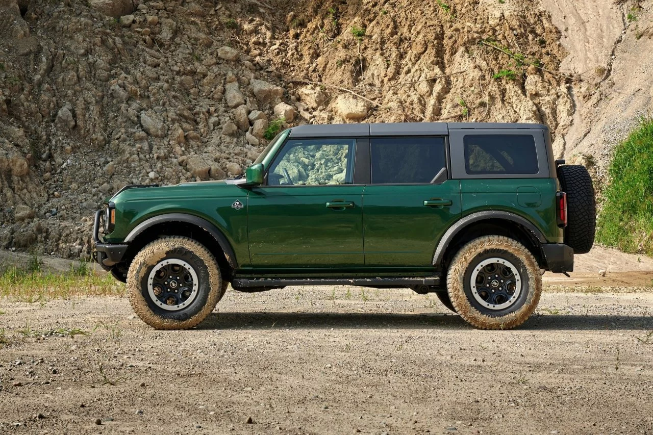 El Ford Bronco destaca por su agresivo diseño y robustez, ideal para el off-road.