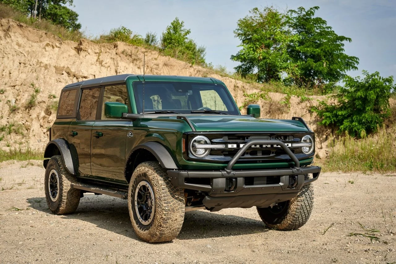 El Ford Bronco destaca por su agresivo diseño y robustez, ideal para el off-road.