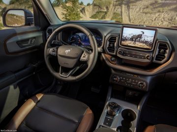 Interior del Ford Bronco Sport, destacando su diseño funcional y tecnológico.