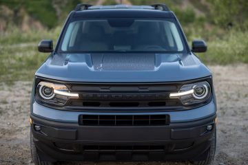 Vista frontal del Ford Bronco Sport, destaca su estilo robusto y retro.