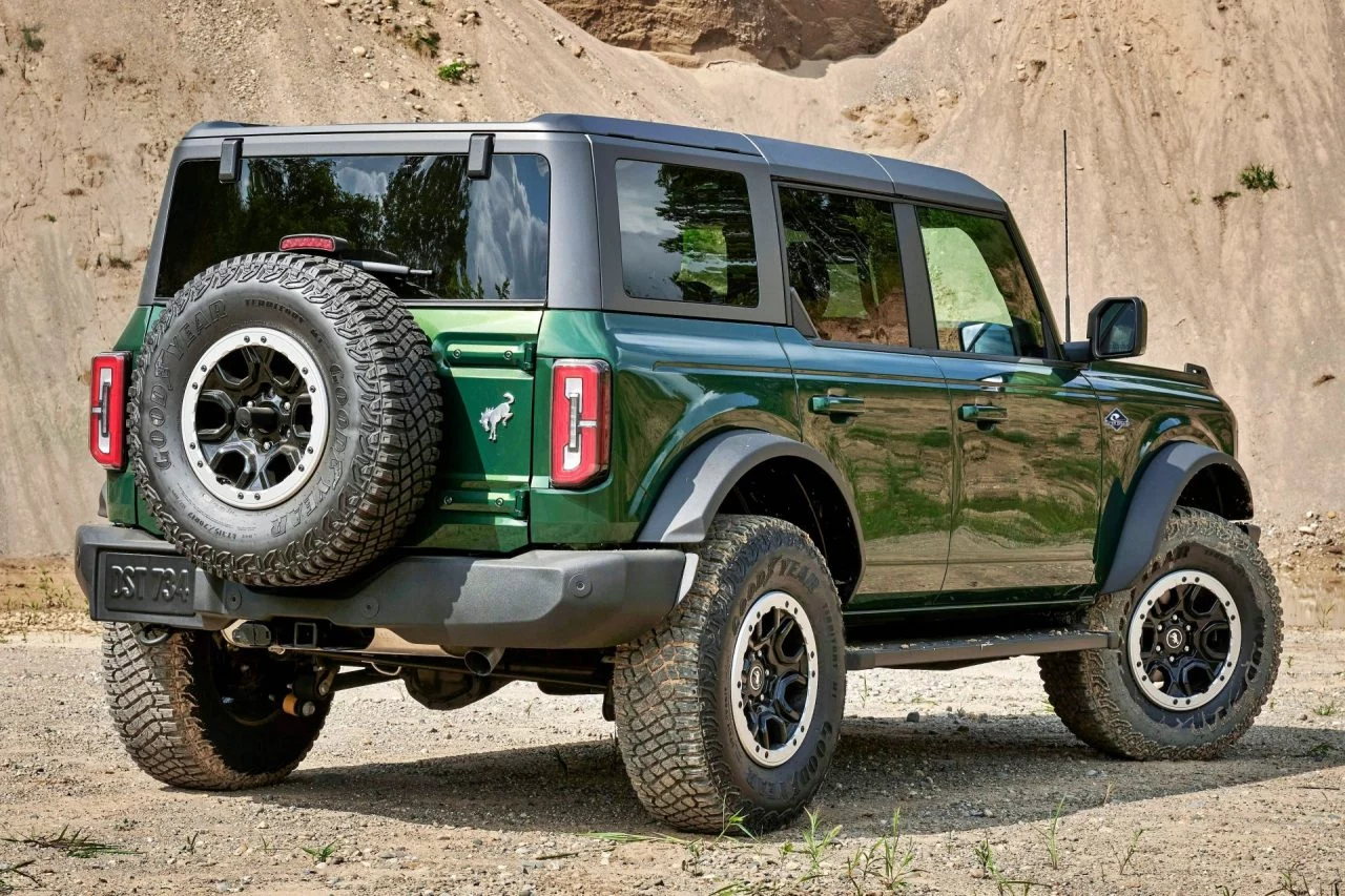 Ford Bronco mostrando potente diseño y robustez en terreno todoterreno.