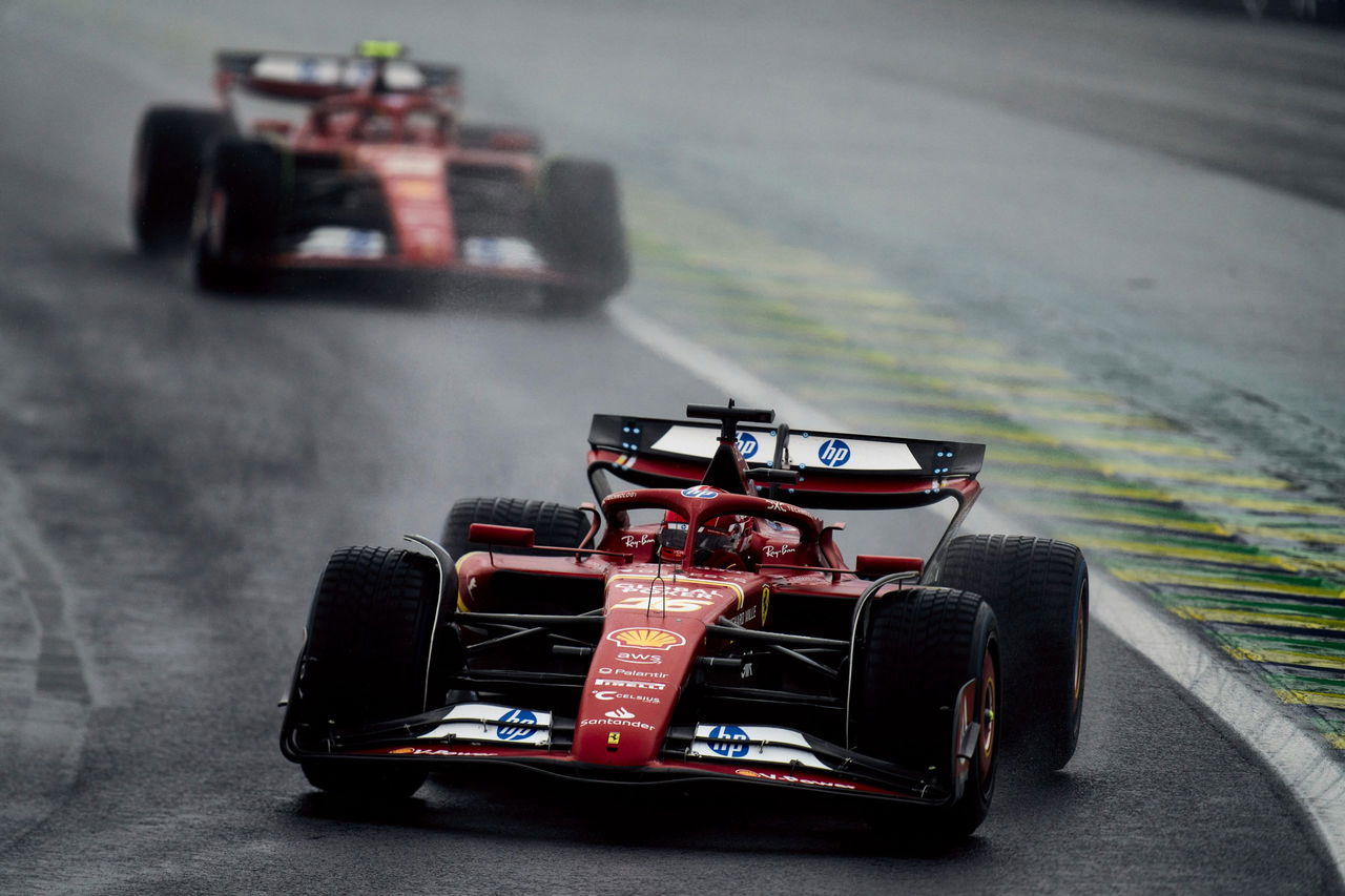 Charles Leclerc y Carlos Sainz en acción durante la carrera