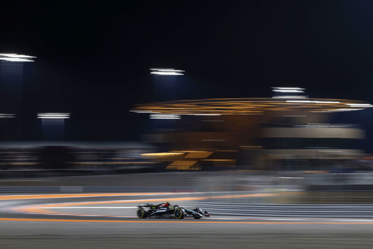 George Russell a alta velocidad en la carrera sprint de Qatar.