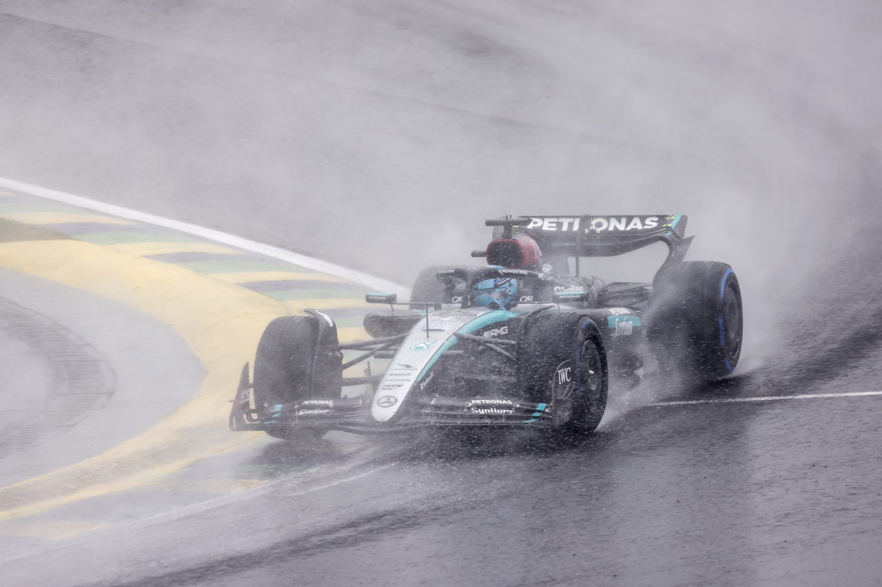 George Russell luchando bajo la lluvia en Interlagos