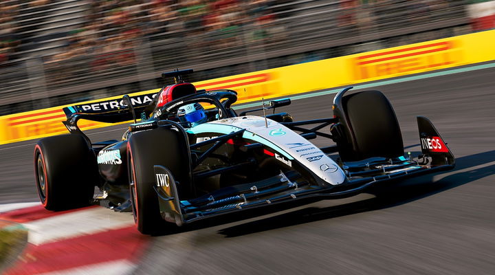 El Mercedes W15 muestra su aerodinámica en pista, destacando su agresivo diseño.