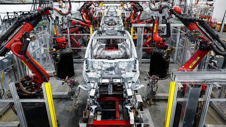 Vista de la cadena de montaje robótica en Gigafactory Texas