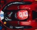 Carlos Sainz muestra su concentración al volante del Ferrari, destacando su compromiso.