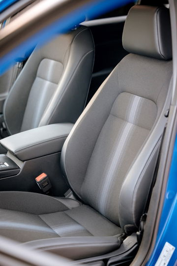 Detalles de los asientos del Honda Civic 2024, ergonomía y confort al volante.