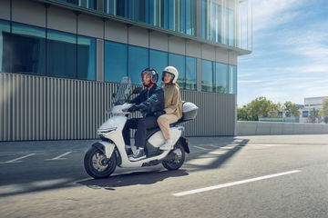 Honda CUV-e, scooter eléctrico urbano, compacto y eficiente.