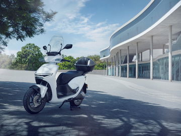 Un scooter eléctrico de Honda, eficiente y elegante, promete revolucionar la movilidad urbana.