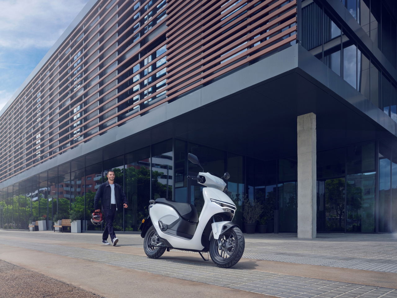 Honda presenta su CUV-e: eficiencia y diseño para la movilidad urbana.