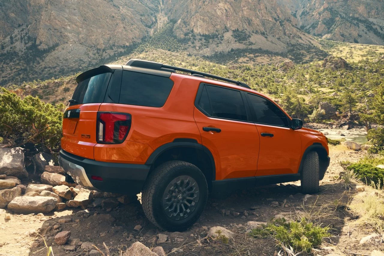 Vista lateral y trasera del Honda Passport, destacando su diseño robusto y capacidades off-road.