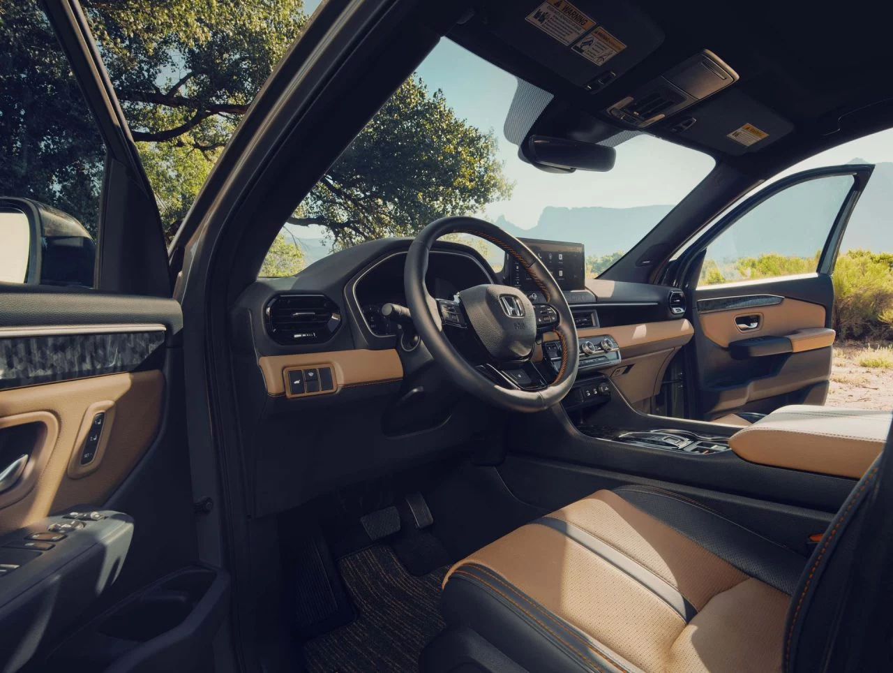 Vista del interior del Honda Passport, resaltando su diseño funcional y amplio espacio.