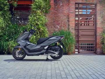 La Honda PCX 125 se muestra en su nueva versión 2025, manteniendo su diseño robusto y fiable.