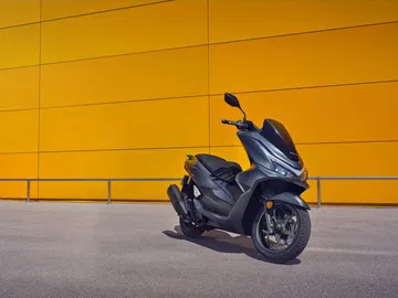 La Honda PCX 125 se presenta con líneas refinadas y un diseño robusto, listo para dominar la ciudad.