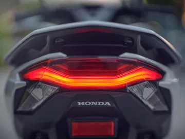 Vista trasera del renovado Honda PCX 125, diseño que continua la tradición de durabilidad.