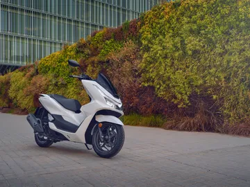 Renovación del icónico Honda PCX 125 con diseño moderno y líneas elegantes.