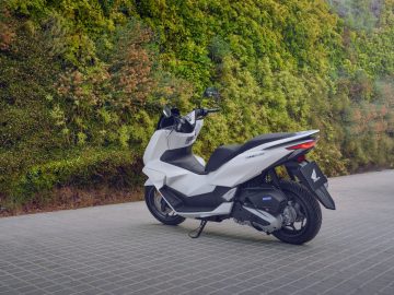 La Honda PCX 2025 luce su nuevo disco de freno posterior y otros extras.