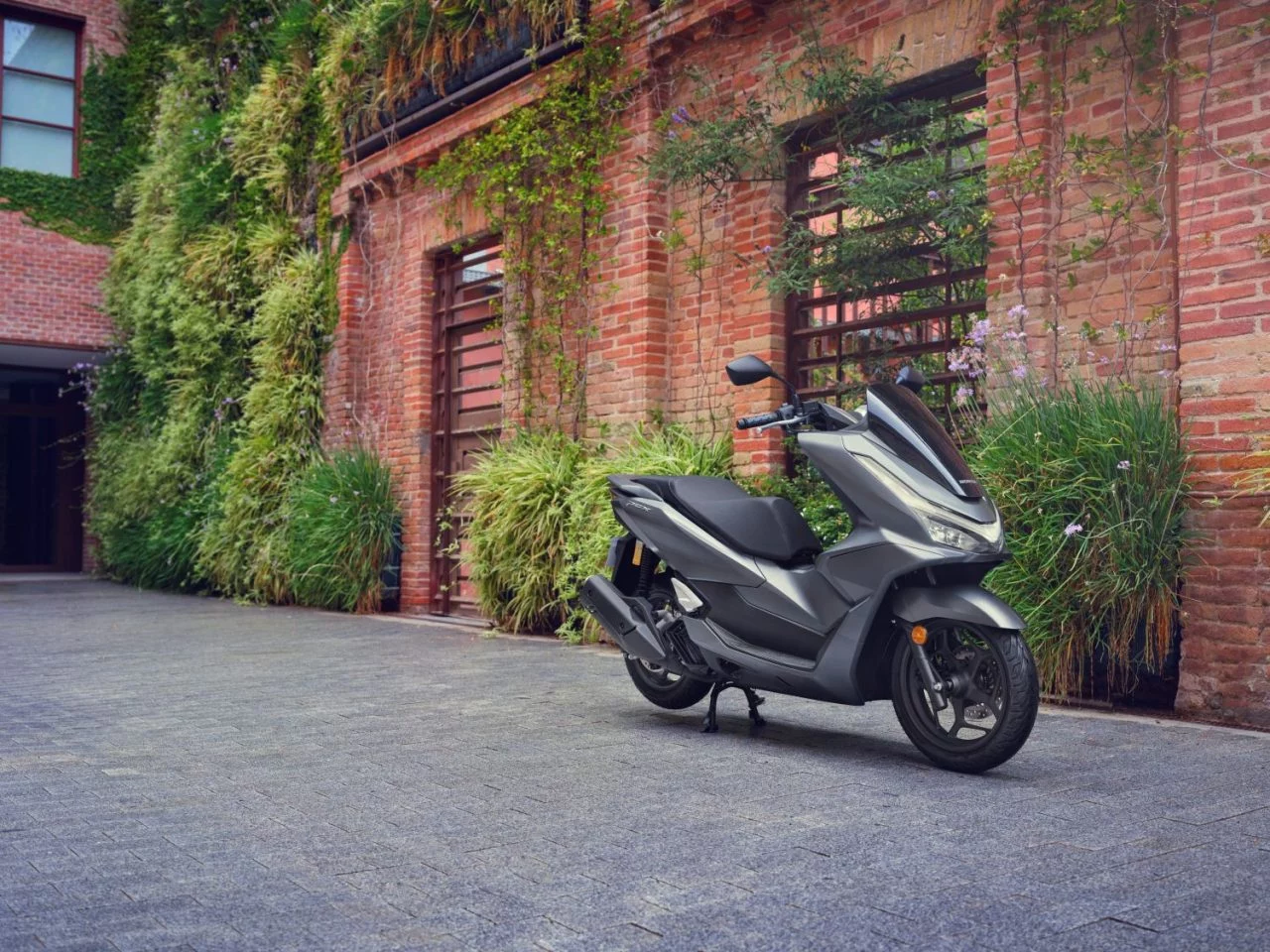 La Honda PCX 2025 estrena disco trasero y múltiples mejoras.