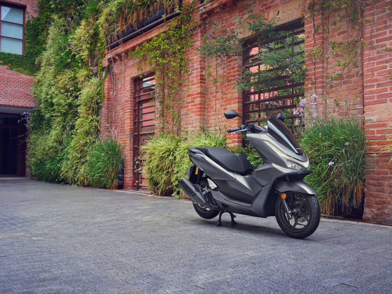 La Honda PCX 2025 estrena disco trasero y múltiples mejoras.