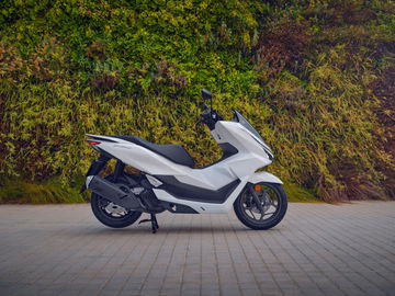 La Honda PCX 2025 luce mejoras significativas incluyendo disco de freno trasero.