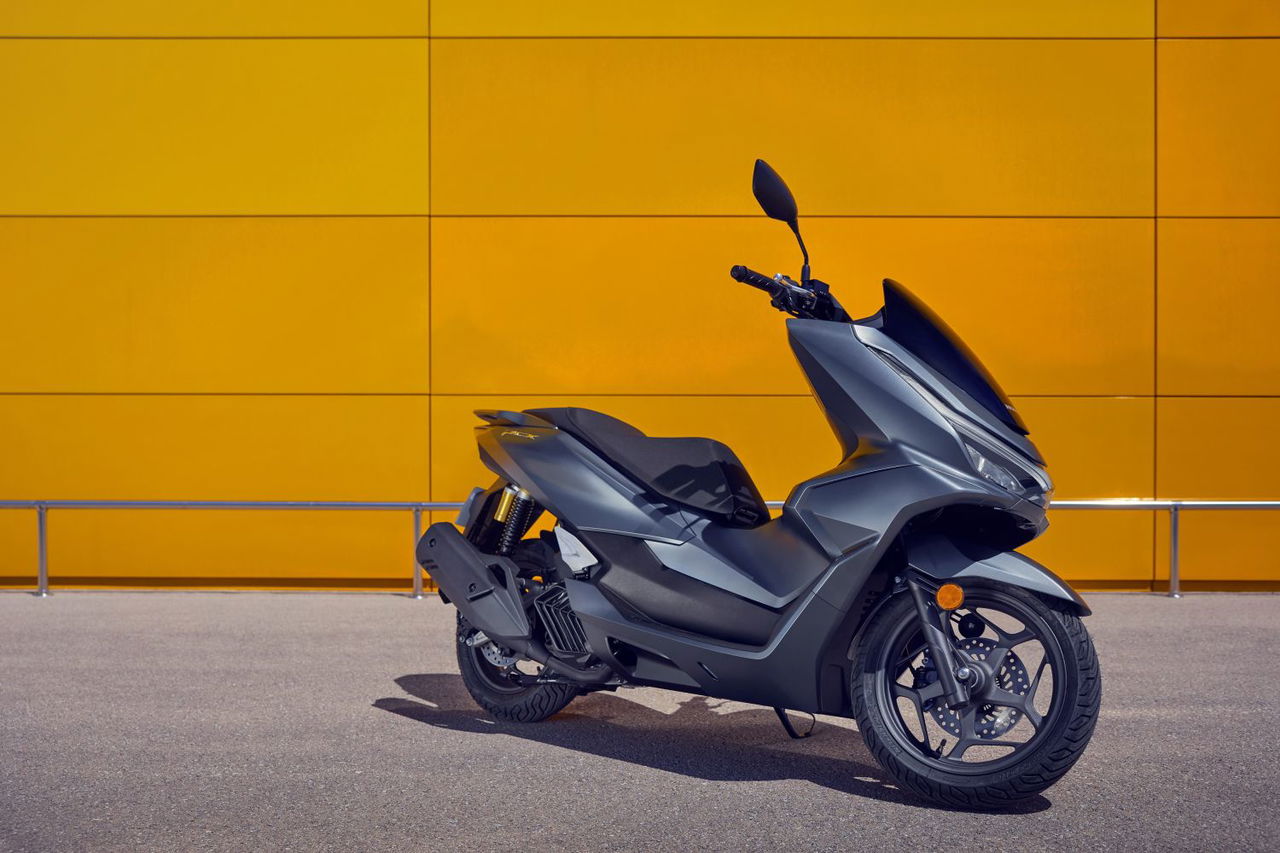 El nuevo Honda PCX 2025 destaca con su disco de freno posterior y mejoras estéticas.