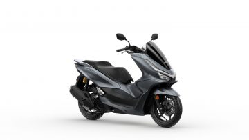 Vista lateral de la Honda PCX 2025 con nuevo disco de freno trasero y mejoras estéticas.