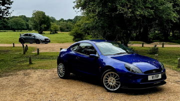 Ford Racing Puma, un deportivo ágil y atractivo, resalta en un entorno natural.