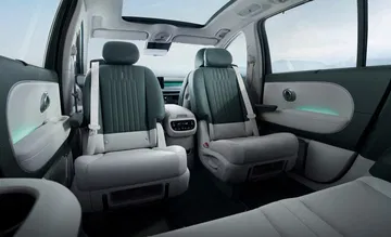 El interior del Hyundai Ioniq 9 destaca por su amplitud y diseño familiar, ideal para largos viajes.