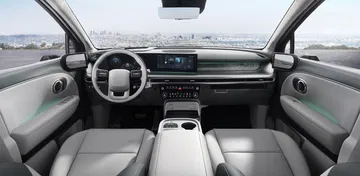 El interior del Ioniq 9 destaca por su diseño moderno y espacioso, ideal para familias.