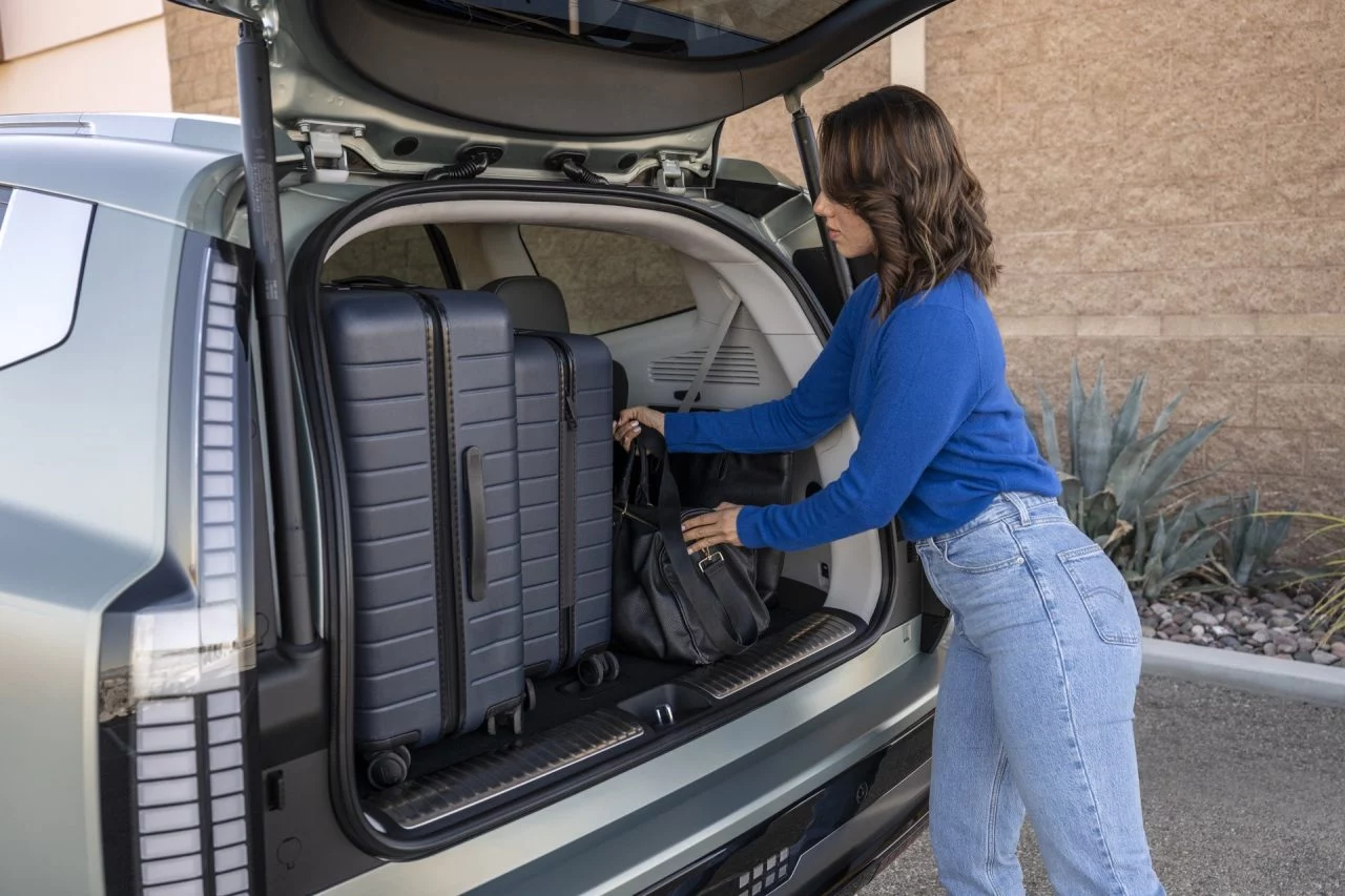 Espacio generoso en el maletero, ideal para familias en viajes.