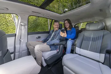 Amplio y cómodo interior, ideal para familias con espacio para siete pasajeros.