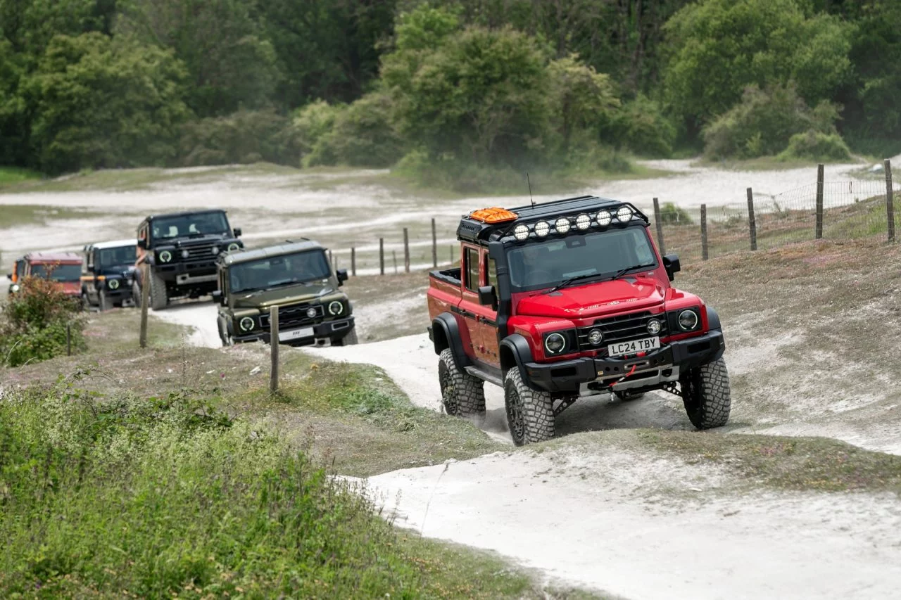 El INEOS Grenadier avanza imponente por terreno irregular, ideal para aventuras off-road.