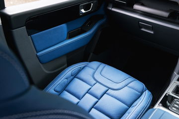 Exclusivo interior del Land Rover Defender, con cuero italiano y diseño inspirado en la Fórmula 1.